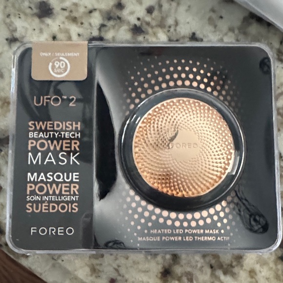 FOREO UFO 2 Beauty-Tech Mask in Gold and Black - Picture 1 of 1